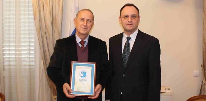 Vladu Ašaninu diploma za značajan doprinos popularizaciji ruskog jezika u Crnoj Gori Vladu Ašaninu diploma za značajan doprinos popularizaciji ruskog jezika u Crnoj Gori