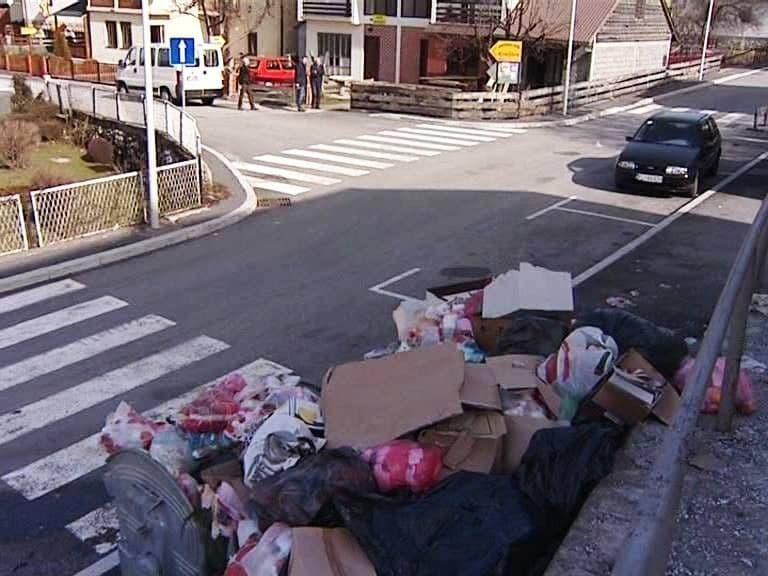 Kolašin pod smećem, komunalci štrajkuju Kolašin pod smećem, komunalci štrajkuju