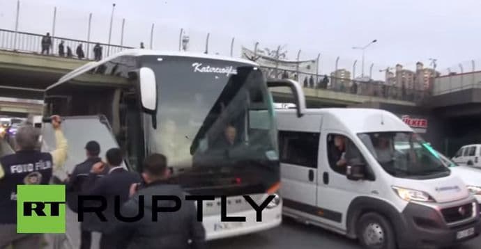 VIDEO: Huligani kamenovali autobus sa ruskim fudbalerima VIDEO: Huligani kamenovali autobus sa ruskim fudbalerima