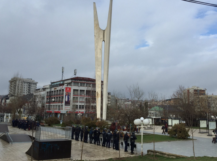 Priština: Kordoni policije oko parlamenta Priština: Kordoni policije oko parlamenta