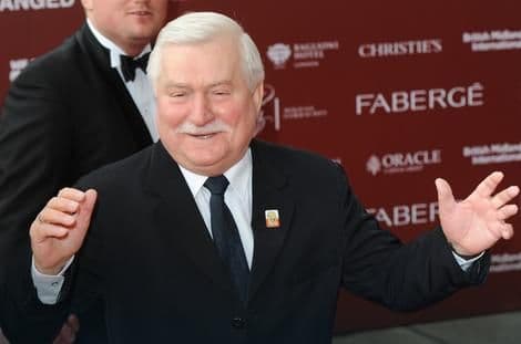 Leh Valensa prijeti sudom za optužbe da je cinkario tajnoj policiji Leh Valensa prijeti sudom za optužbe da je cinkario tajnoj policiji