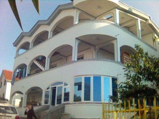 Dobra voda: U pucnjavi povrijeđene tri osobe Dobra voda: U pucnjavi povrijeđene tri osobe