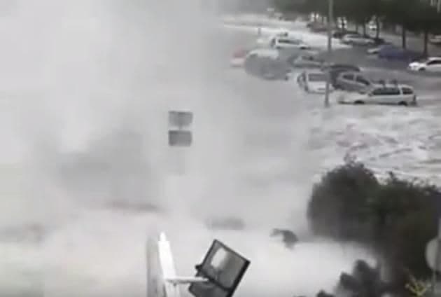 Novi snimak oluje u Rovinju: More nosi automobile Novi snimak oluje u Rovinju: More nosi automobile