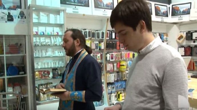 Sveštenik u Gruziji blagosilja iPhone prije kupovine Sveštenik u Gruziji blagosilja iPhone prije kupovine