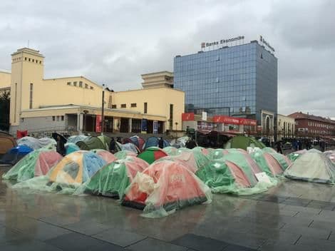 KAMPOVANJE NA TRGU: Kosovska opozicija ostaje u šatorima dok vlada ne podnese ostavku KAMPOVANJE NA TRGU: Kosovska opozicija ostaje u šatorima dok vlada ne podnese ostavku