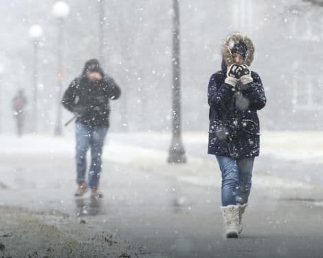 Zbog sniježne oluje u Čikagu otkazano više od 1.000 letova Zbog sniježne oluje u Čikagu otkazano više od 1.000 letova