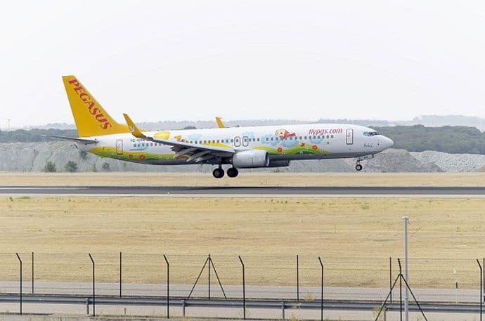 Avion prisilno sletio u Sarajevo zbog petorice pijanih putnika Avion prisilno sletio u Sarajevo zbog petorice pijanih putnika