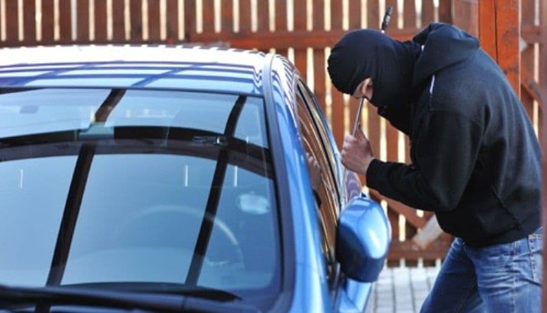 Podgorica: Uhapšen dok je provaljivao u vozilo, oduzeli mu pištolj Podgorica: Uhapšen dok je provaljivao u vozilo, oduzeli mu pištolj