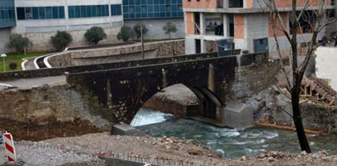 Zatvoreni za saobraćaj prilaz Tabačkom mostu i dio Bulevara Svetog Petra Cetinjskog Zatvoreni za saobraćaj prilaz Tabačkom mostu i dio Bulevara Svetog Petra Cetinjskog