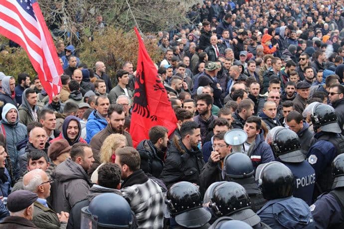 Priština: Uhapšena tri poslanika, povrijeđen 21 policajac Priština: Uhapšena tri poslanika, povrijeđen 21 policajac