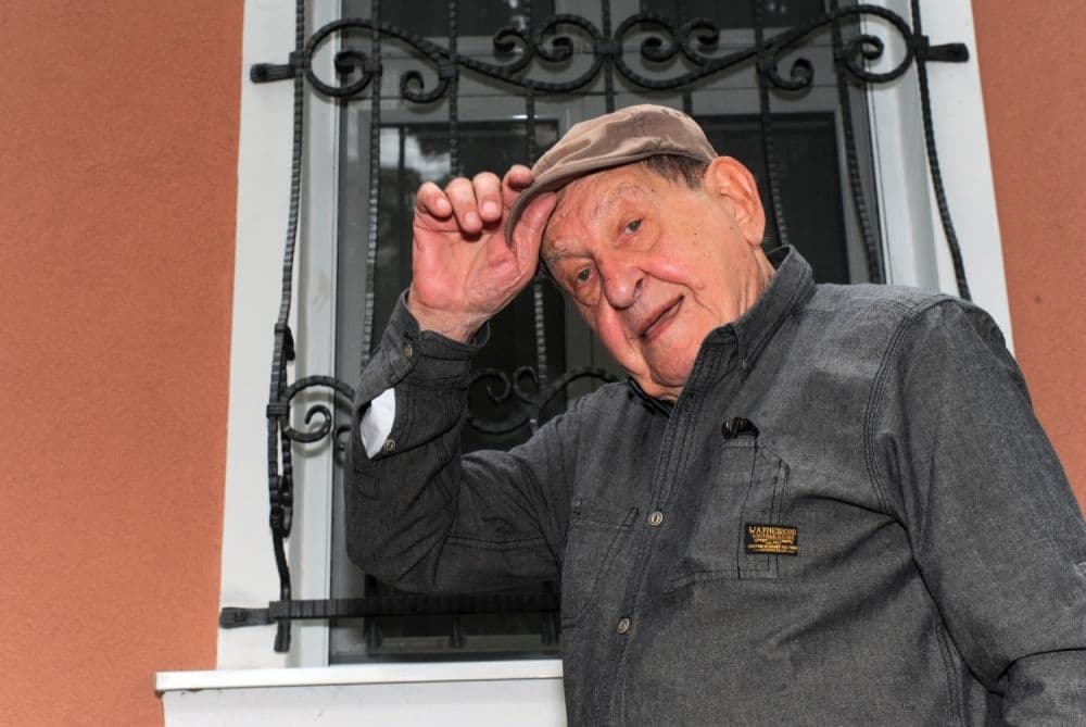 Srpski glumac preživio njemački logor, kliničku smrt, Goli otok, a u 90. još vozi i koristi društvene mreže Srpski glumac preživio njemački logor, kliničku smrt, Goli otok, a u 90. još vozi i koristi društvene mreže