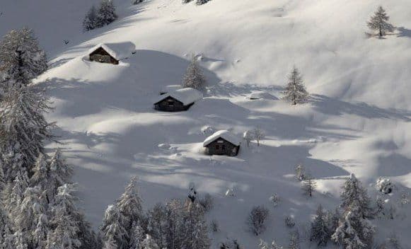 Helikopterom evakuišu hiljade turista Helikopterom evakuišu hiljade turista