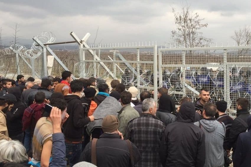 Drama u Đevđeliji: Izbjeglice probile ogradu, policija uzvratila suzavcima Drama u Đevđeliji: Izbjeglice probile ogradu, policija uzvratila suzavcima