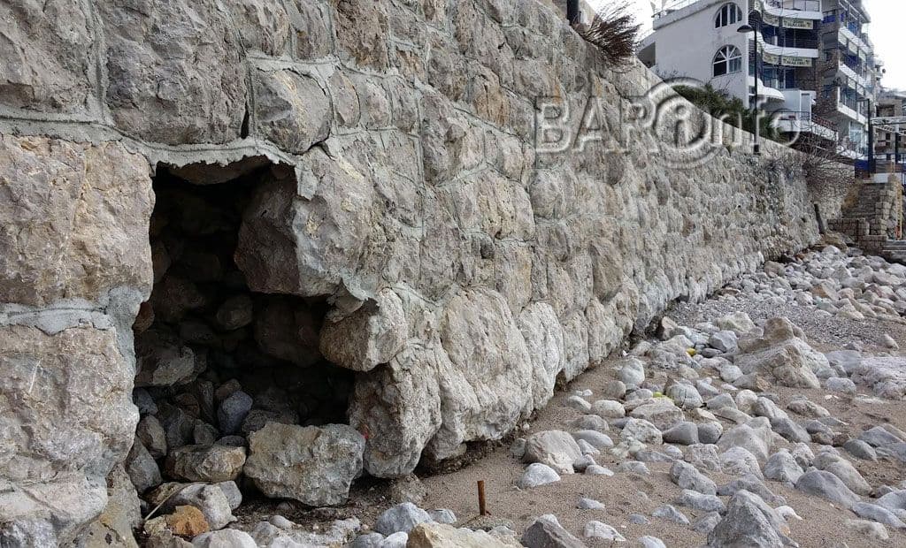 Opasnost od urušavanja priobalne ceste u Sutomoru Opasnost od urušavanja priobalne ceste u Sutomoru