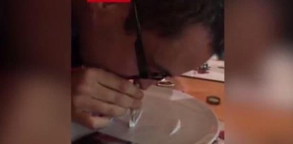 VIDEO: Sveštenik na zabavi ušmrkuje kokain VIDEO: Sveštenik na zabavi ušmrkuje kokain