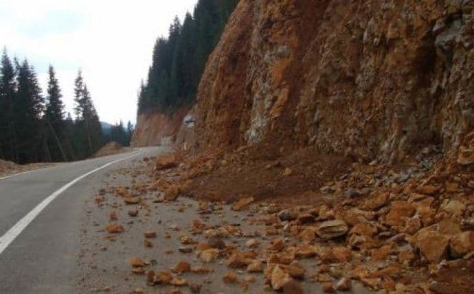 Oprez zbog klizavih puteva i odrona Oprez zbog klizavih puteva i odrona