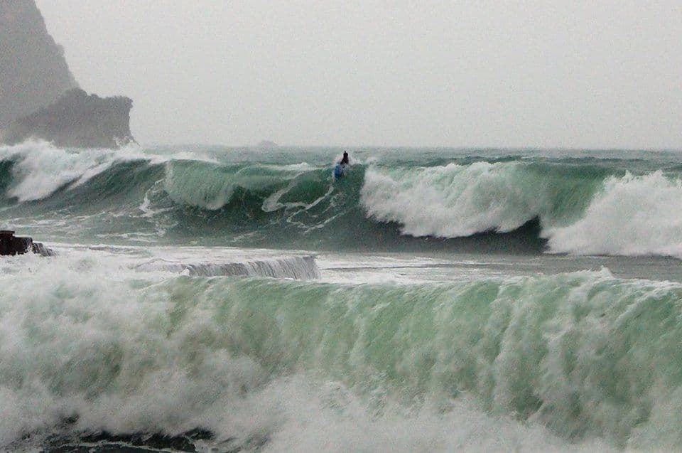 U Budvi nikad nije dosadno: Talasi bijesne, raj za surfere (FOTO) U Budvi nikad nije dosadno: Talasi bijesne, raj za surfere (FOTO)