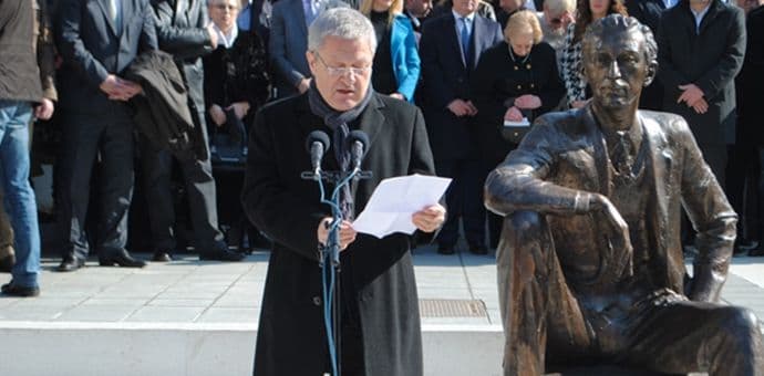 Otkriven spomenik Pekiću, VELIKIĆ: Spomen nepokolebljive individualnosti Otkriven spomenik Pekiću, VELIKIĆ: Spomen nepokolebljive individualnosti