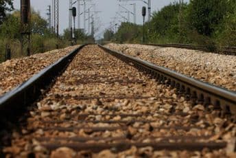 Teretni voz iskočio iz šina kod Podgorice, željeznički saobraćaj u prekidu Teretni voz iskočio iz šina kod Podgorice, željeznički saobraćaj u prekidu
