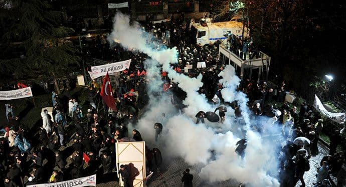 Turska policija vodenim topovima zauzela opozicioni list Turska policija vodenim topovima zauzela opozicioni list