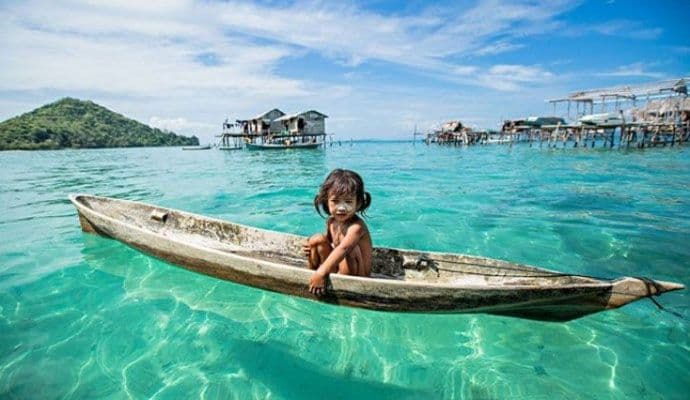 Djeca “morskih nomada”: Daleko od civilizacije, ovo pleme živi na svom komadiću raja Djeca “morskih nomada”: Daleko od civilizacije, ovo pleme živi na svom komadiću raja