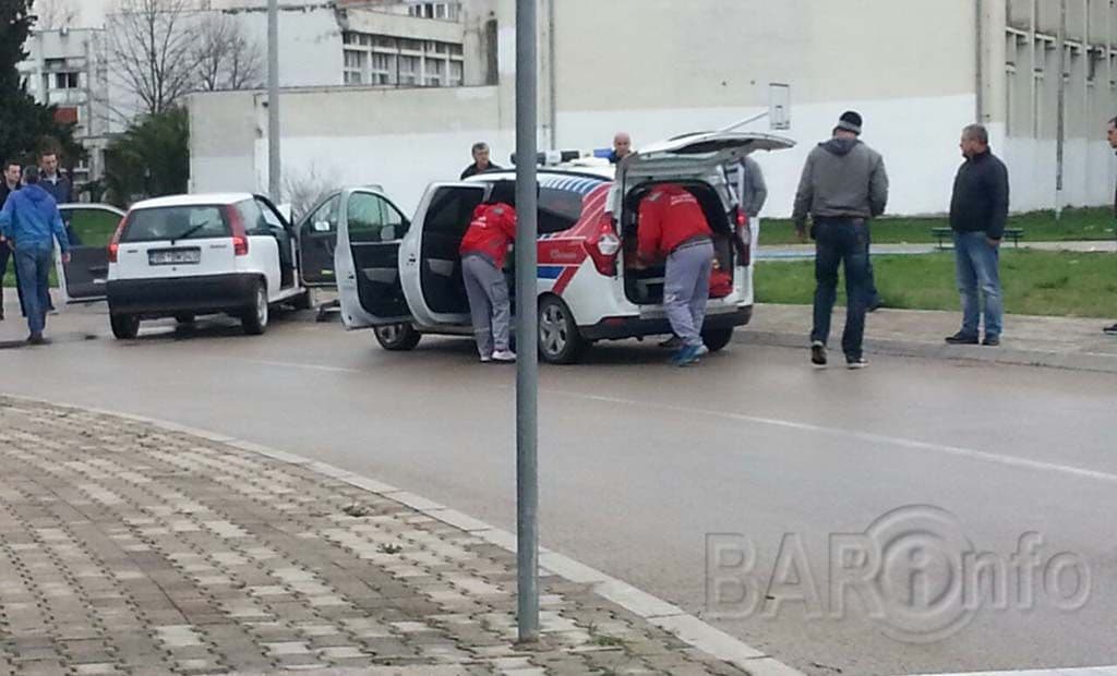 Udarila kolima u stub Udarila kolima u stub