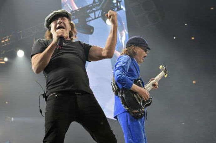 AC/DC odložili nastupe: Džonsonu prijeti gubitak sluha AC/DC odložili nastupe: Džonsonu prijeti gubitak sluha
