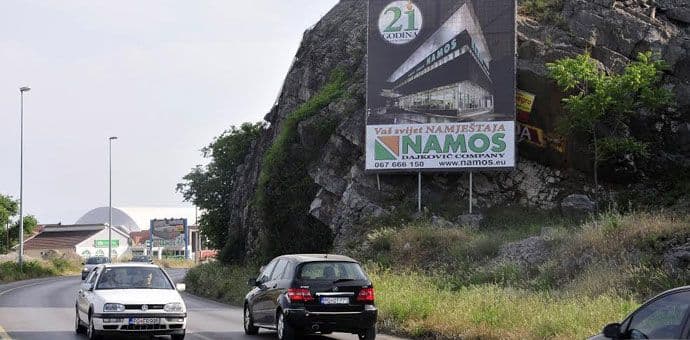 Reklame na zidu, opasnost na putu Reklame na zidu, opasnost na putu