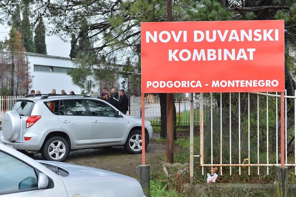 Privatno obezbjeđenje hoće da ukloni radnike Duvanskog sa kapije Privatno obezbjeđenje hoće da ukloni radnike Duvanskog sa kapije