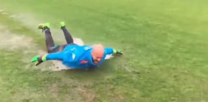 VIDEO: Fudbaleri Napolija ludovali po poplavljenom terenu VIDEO: Fudbaleri Napolija ludovali po poplavljenom terenu