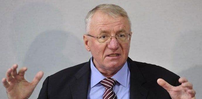 Šešelj zapalio zastave EU i NATO Šešelj zapalio zastave EU i NATO