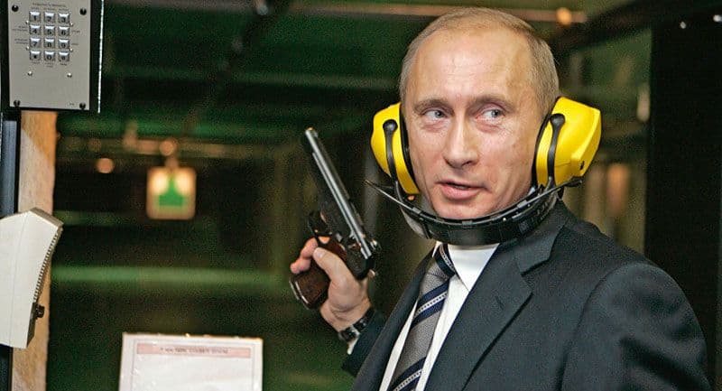Super pištolj Putinovih telohranitelja probija pancire na razdaljini od sto metara Super pištolj Putinovih telohranitelja probija pancire na razdaljini od sto metara