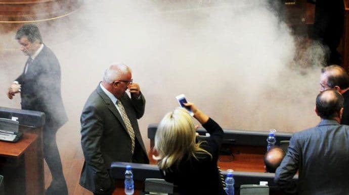 Rasulo u Prištini: Suzavac u parlamentu, premijer poliven vodom Rasulo u Prištini: Suzavac u parlamentu, premijer poliven vodom
