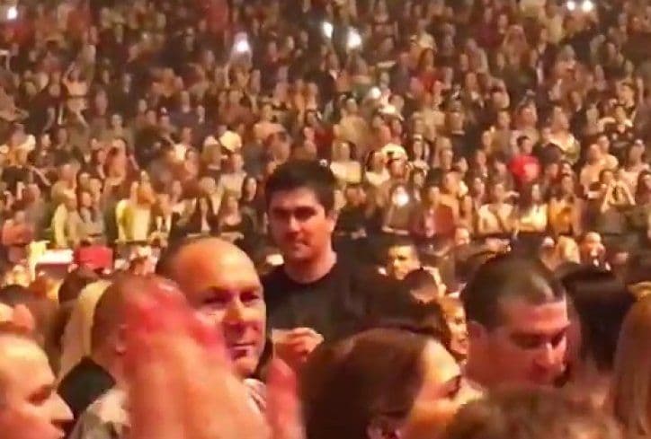 Darko Miličić tjerao Severinu sa scene na koncertu Saše Matića (VIDEO) Darko Miličić tjerao Severinu sa scene na koncertu Saše Matića (VIDEO)