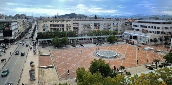 Suveniri, tradicionalni proizvodi, ukrasi i napici na Trgu nezavisnosti Suveniri, tradicionalni proizvodi, ukrasi i napici na Trgu nezavisnosti