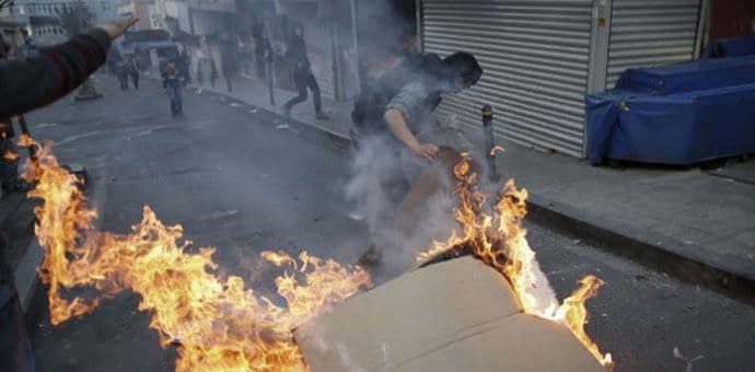 Protest u Istanbulu – kamenice, suzavac i vodeni topovi Protest u Istanbulu – kamenice, suzavac i vodeni topovi