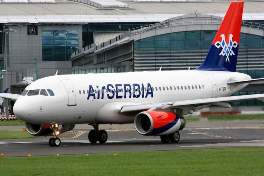 Aerodrom u Beogradu: Policija u avionu pronašla rakete dužine 1,5 metara Aerodrom u Beogradu: Policija u avionu pronašla rakete dužine 1,5 metara