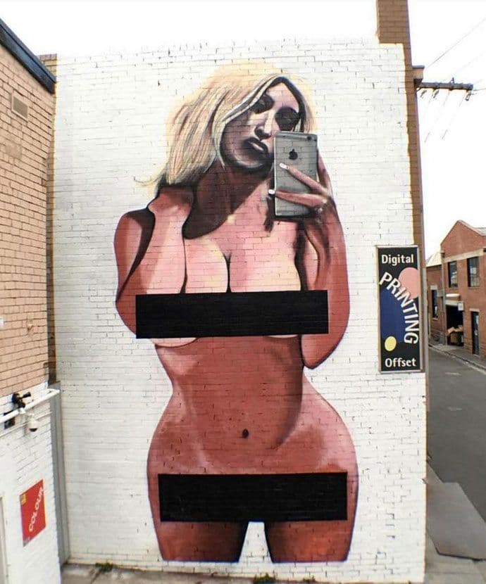 Mural Kim Kardašian osvanuo na trospratnici u Melbournu Mural Kim Kardašian osvanuo na trospratnici u Melbournu