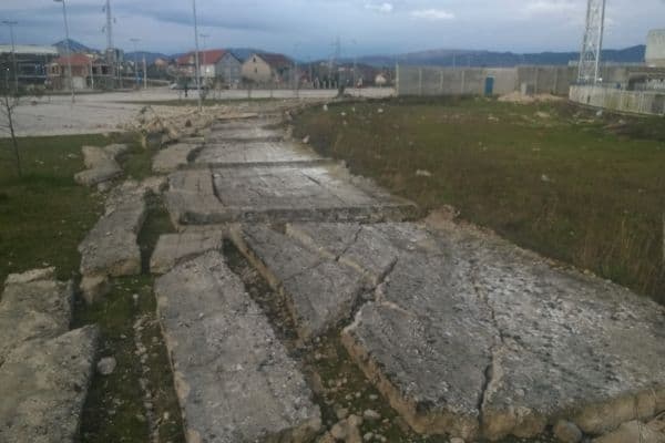 Vjetar srušio zid na stadionu Sutjeske Vjetar srušio zid na stadionu Sutjeske