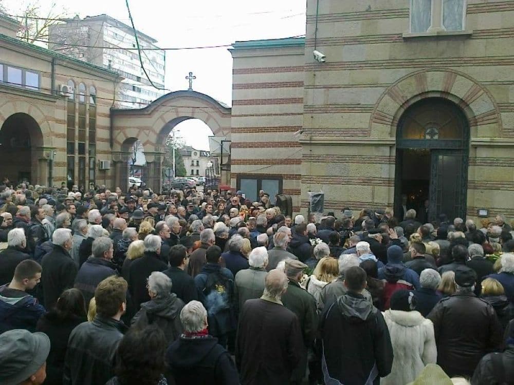Hiljade ljudi na Novom groblju ispratilo Dragana Nikolića! Hiljade ljudi na Novom groblju ispratilo Dragana Nikolića!