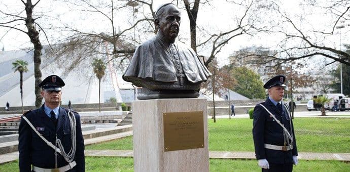 U Tirani otkriven spomenik papi Franju U Tirani otkriven spomenik papi Franju