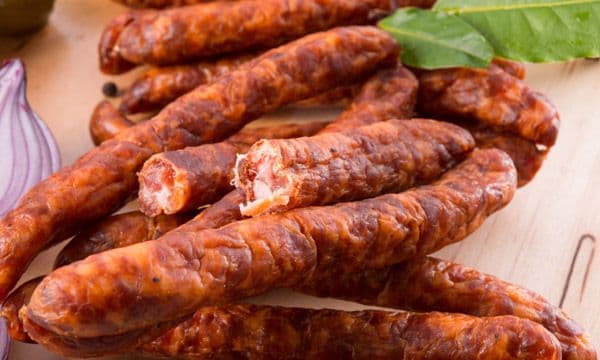 Zabrana rada zbog bakterije u njeguškoj kobasici i sudžuku Zabrana rada zbog bakterije u njeguškoj kobasici i sudžuku