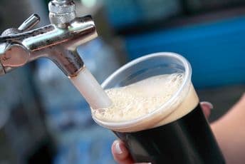 Ističe rok zbog korone: Uništavaju 10 miliona litara piva Ističe rok zbog korone: Uništavaju 10 miliona litara piva