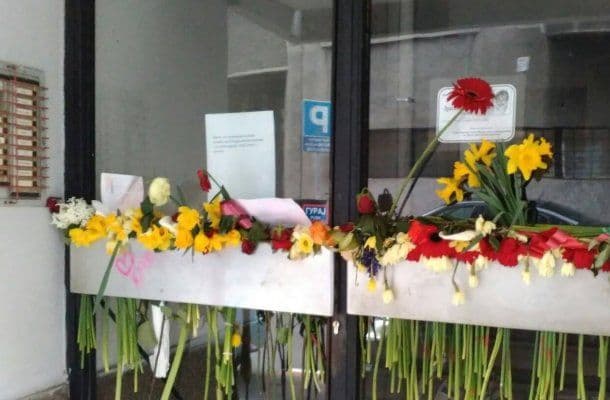 Obožavaoci zasuli cvijećem ulaz u kom je živio Dragan Nikolić! Obožavaoci zasuli cvijećem ulaz u kom je živio Dragan Nikolić!