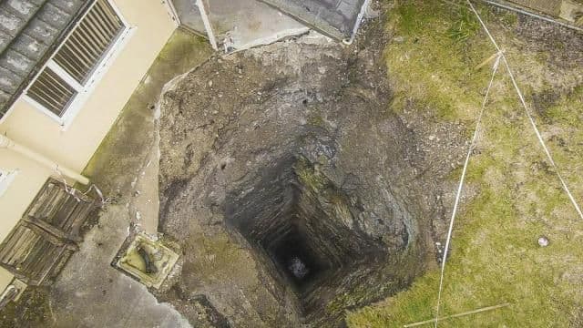 U dvorištu im se otvorila rupa duboka 92 metra (VIDEO) U dvorištu im se otvorila rupa duboka 92 metra (VIDEO)