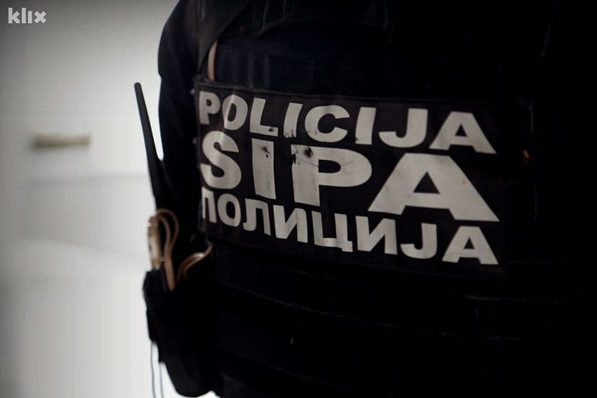BIH: Zbog krijumčarenja oružja u Francusku SIPA pretresla objekte u Tuzli, Zvorniku i Teočaku BIH: Zbog krijumčarenja oružja u Francusku SIPA pretresla objekte u Tuzli, Zvorniku i Teočaku
