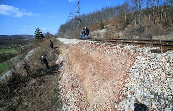 Prekid na pruzi Bar - Beograd: Odron stigao sve do šina Prekid na pruzi Bar - Beograd: Odron stigao sve do šina