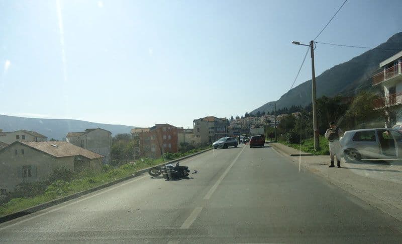 U Baošićima sudar auta i motocikliste U Baošićima sudar auta i motocikliste