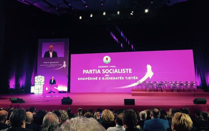 KRIVOKAPIĆ U TIRANI: Crna Gora mora više brinuti o svojim Albancima KRIVOKAPIĆ U TIRANI: Crna Gora mora više brinuti o svojim Albancima