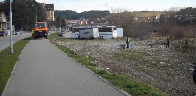 Berane: Radnici "Komunalnog" u akciji čišćenja obilaznice Berane: Radnici "Komunalnog" u akciji čišćenja obilaznice